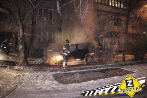 Во дворе жилого дома в Алматы сгорела машина
