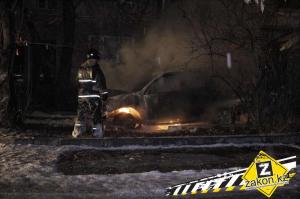 Во дворе жилого дома в Алматы сгорела машина