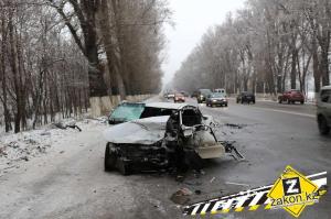 В Алматы машину после ДТП пришлось резать, чтобы извлечь водителя