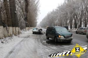 В Алматы машину после ДТП пришлось резать, чтобы извлечь водителя