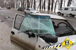 В Алматы машину после ДТП пришлось резать, чтобы извлечь водителя