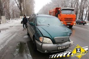 В Алматы машину после ДТП пришлось резать, чтобы извлечь водителя