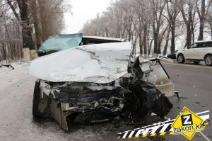 В Алматы машину после ДТП пришлось резать, чтобы извлечь водителя