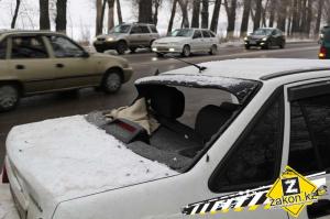 В Алматы машину после ДТП пришлось резать, чтобы извлечь водителя