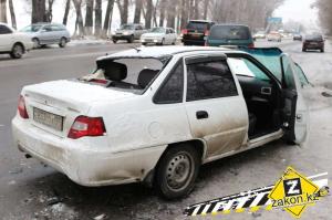 В Алматы машину после ДТП пришлось резать, чтобы извлечь водителя