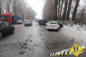 В Алматы машину после ДТП пришлось резать, чтобы извлечь водителя