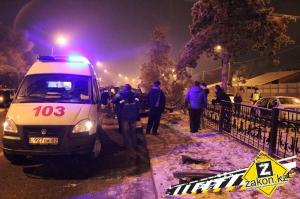 В Алматы водителя машины убило фрагментом снесенного забора