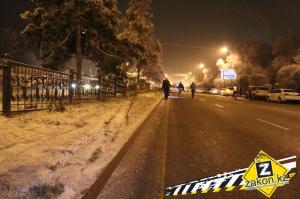В Алматы водителя машины убило фрагментом снесенного забора 