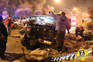 В Алматы водителя машины убило фрагментом снесенного забора 