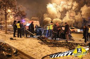 В Алматы водителя машины убило фрагментом снесенного забора 