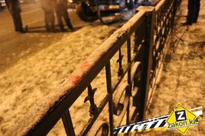 В Алматы водителя машины убило фрагментом снесенного забора 