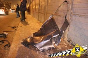 В Алматы водителя машины убило фрагментом снесенного забора 