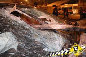 В Алматы водителя машины убило фрагментом снесенного забора 