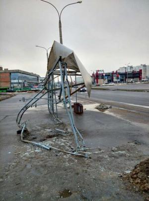 В Каменной Горке Audi A6 врезался в остановку