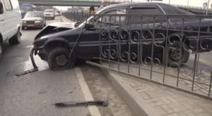 Алматинцы просят заменить железные заборы на бетонные отбойники на дорогах 