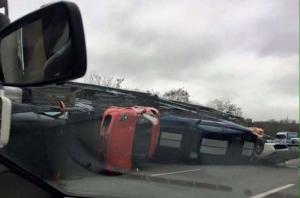 Во Франции перевернулся автовоз с 9 суперкарами 