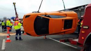 Во Франции перевернулся автовоз с 9 суперкарами 