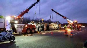 Во Франции перевернулся автовоз с 9 суперкарами 