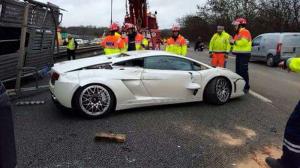 Во Франции перевернулся автовоз с 9 суперкарами 