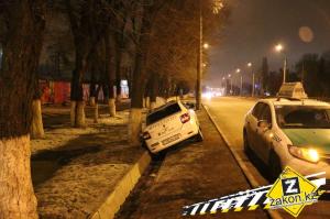 Водитель такси в Алматы через встречные полосы заехал в арык