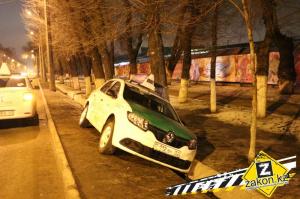 Водитель такси в Алматы через встречные полосы заехал в арык
