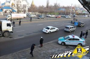 В Алматы водитель неуправляемого на гололеде Opel столкнулся с несколькими машинами