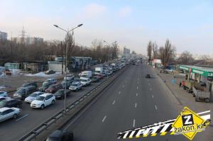 В Алматы водитель неуправляемого на гололеде Opel столкнулся с несколькими машинами