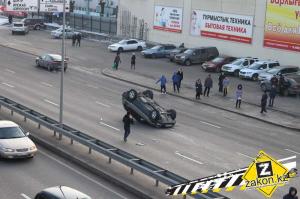 В Алматы водитель неуправляемого на гололеде Opel столкнулся с несколькими машинами