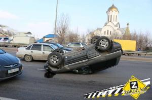 В Алматы водитель неуправляемого на гололеде Opel столкнулся с несколькими машинами