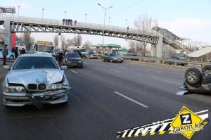 В Алматы водитель неуправляемого на гололеде Opel столкнулся с несколькими машинами