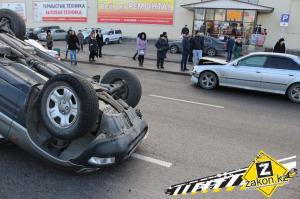В Алматы водитель неуправляемого на гололеде Opel столкнулся с несколькими машинами