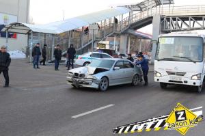 В Алматы водитель неуправляемого на гололеде Opel столкнулся с несколькими машинами
