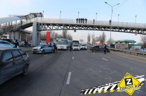 В Алматы водитель неуправляемого на гололеде Opel столкнулся с несколькими машинами