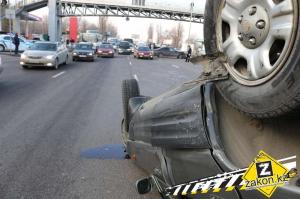 В Алматы водитель неуправляемого на гололеде Opel столкнулся с несколькими машинами