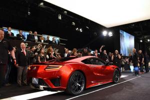 Первый серийный экземпляр нового суперкара Acura NSX пустили с молотка за 1.2 млн. долларов