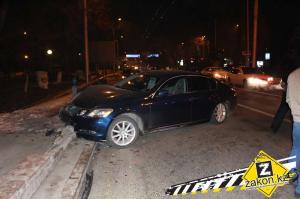 В Алматы столкнулись две попутно ехавшие машины и еще одна перевернулась