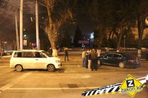 В Алматы столкнулись две попутно ехавшие машины и еще одна перевернулась
