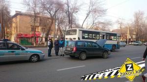 В Алматы водитель автобуса без прав совершил ДТП, двигаясь по трамвайным рельсам