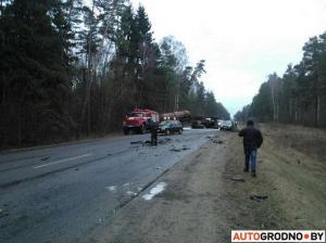 Под Скиделем - серьезная авария: Audi столкнулся с МАЗом в лобовую, рядом опрокинулся трактор