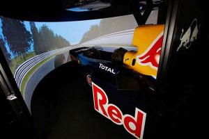 Макс Ферстаппен работает на симуляторе Red Bull