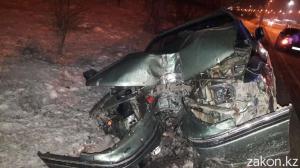 В Алматы водитель Subaru снес столб уличного освещения