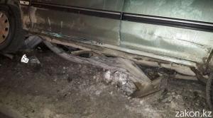 В Алматы водитель Subaru снес столб уличного освещения 