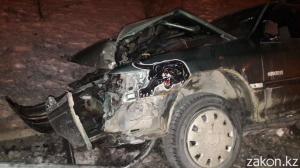 В Алматы водитель Subaru снес столб уличного освещения 