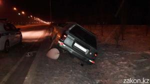 В Алматы водитель Subaru снес столб уличного освещения 