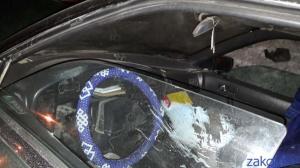 В Алматы водитель Subaru снес столб уличного освещения 