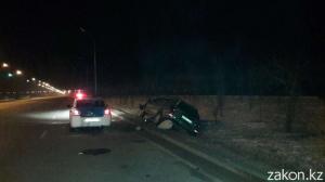 В Алматы водитель Subaru снес столб уличного освещения 