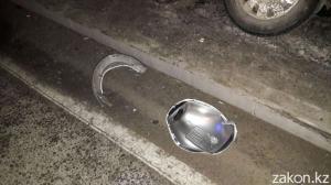 В Алматы водитель Subaru снес столб уличного освещения 