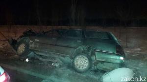 В Алматы водитель Subaru снес столб уличного освещения 