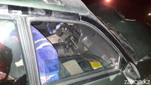 В Алматы водитель Subaru снес столб уличного освещения 