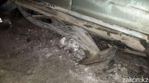 В Алматы водитель Subaru снес столб уличного освещения 
